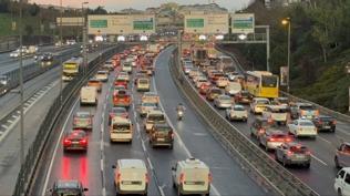 �stanbul'da haftan�n ilk i� g�n�nde trafik yo�unlu�u y�zde 81'e ��kt�