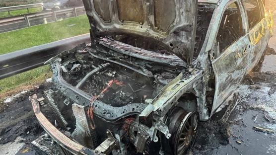 �stanbul'da seyir halindeki ara� alev alev yand�: B�lgede trafik yo�unlu�u olu�tu