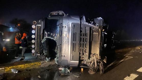 Konya'da otomobille �arp��an t�r yola devrildi: 2 ki�i yaraland�