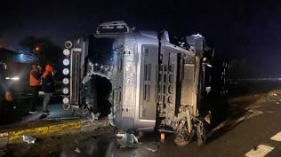 Konya'da otomobille �arp��an t�r yola devrildi: 2 ki�i yaraland�