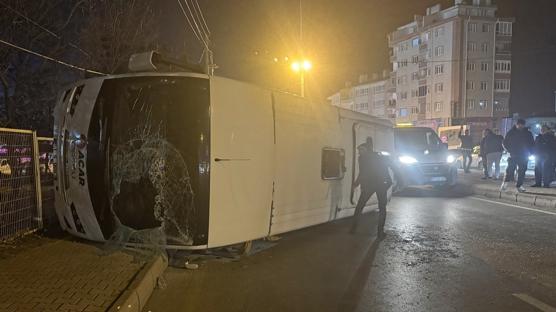 Ni�de'de i��i servisi ile otomobil �arp��t�: 13 ki�i yaraland�