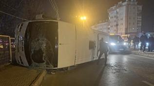 Ni�de'de i��i servisi ile otomobil �arp��t�: 13 ki�i yaraland�