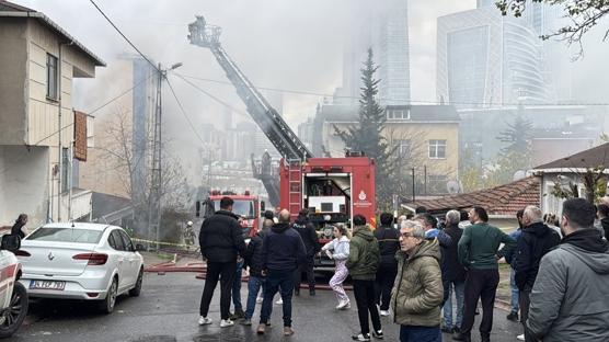 �mraniye'de �at�da ba�layan yang�n 2 eve s��rad�: 4 ki�i kurtar�ld�