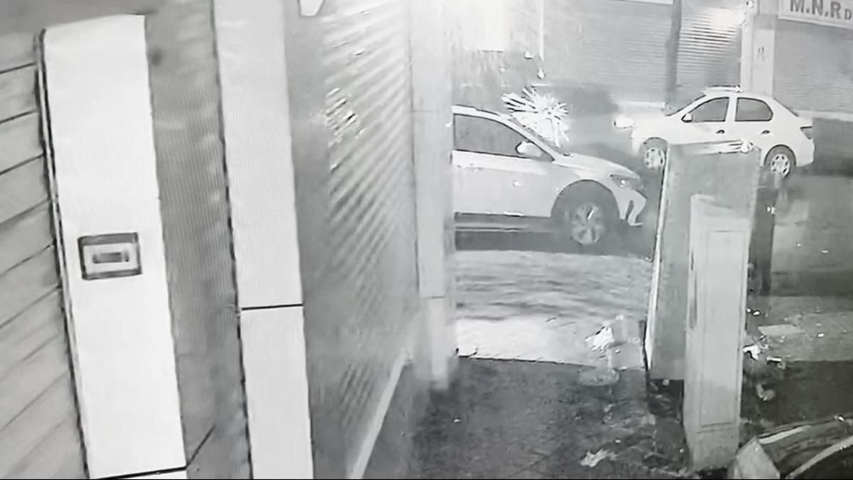 Zeytinburnu'nda korku dolu anlar: Sokak ortas�nda otomobili kur�unlad�