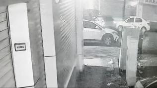 Zeytinburnu'nda korku dolu anlar: Sokak ortas�nda otomobili kur�unlad�