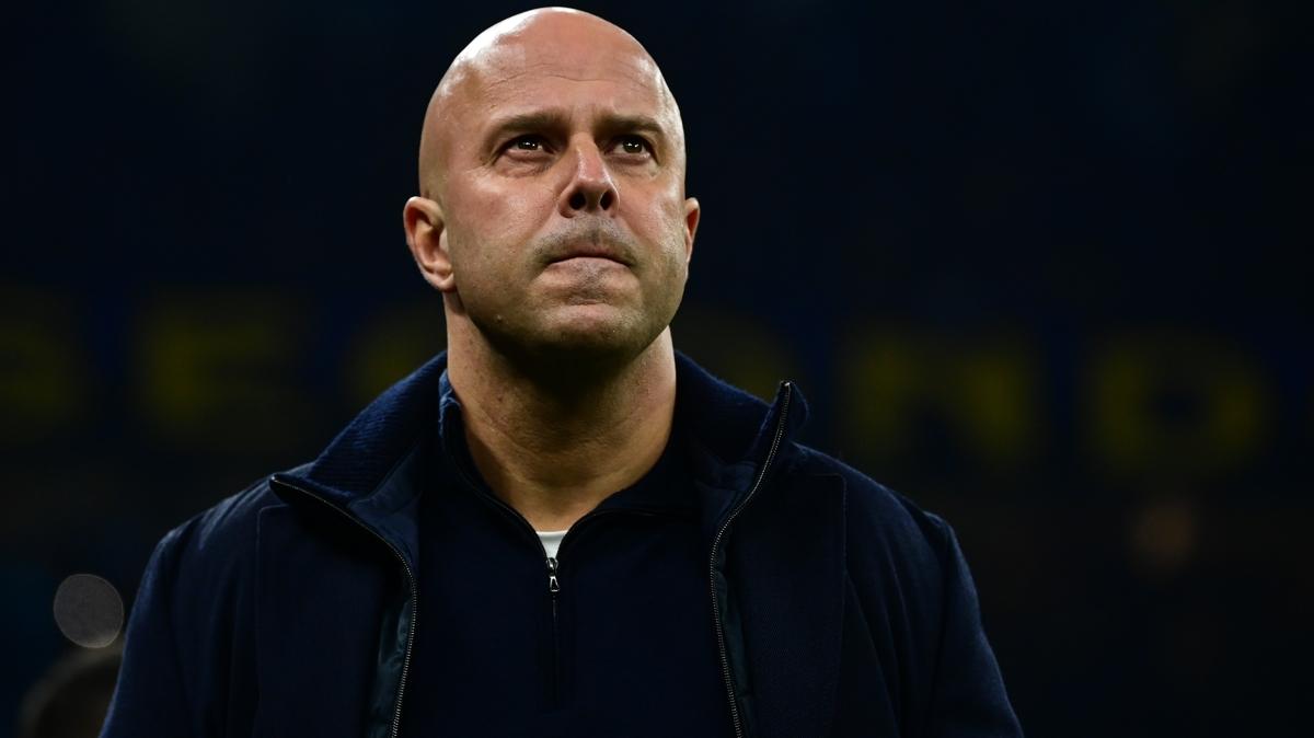 Arne Slot'tan Van de Ven'in m�dahalesine sert tepki