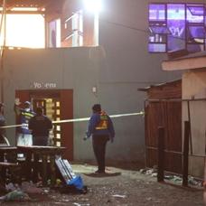 G�ney Afrika'da �iddet sarmal�... E�lence mekan� kana buland�: �l� say�s� art�yor