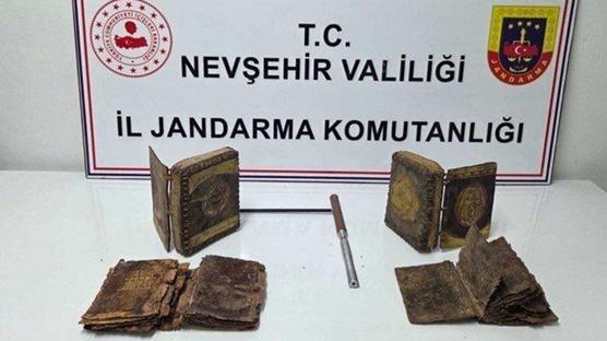 Jandarmadan ka�amad�lar: �ki Tevrat ele ge�irildi