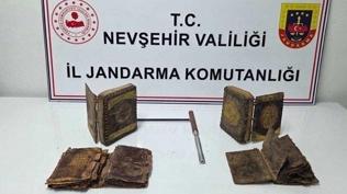 Jandarmadan ka�amad�lar: �ki Tevrat ele ge�irildi