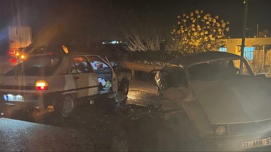 Osmaniye'de iki otomobil �arp��t�: 1 �l�, 4 yaral�