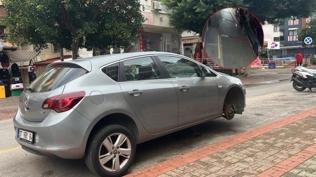 Park halindeki ara�lara gece sald�r�s�! Sokak boyunca lastikleri tek tek kesti