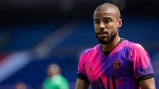 Rafinha kramponlar�n� ast�