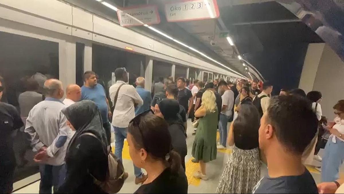 �stanbul'da bitmeyen ula��m krizi: Metro seferlerinde onlarca ki�i ma�dur oldu