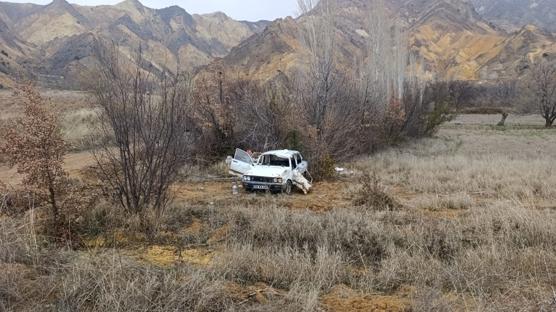 �arampole devrilen otomobildeki 1 ki�i hayat�n� kaybetti