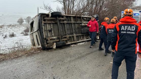 Sivas'ta ��renci servisi devrildi: 15 yaral�