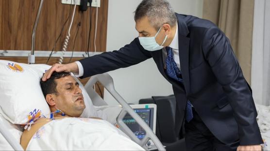 Bakan Tekin Mersin'de ��rencisi taraf�ndan vurulan okul m�d�r� ile g�r��t�