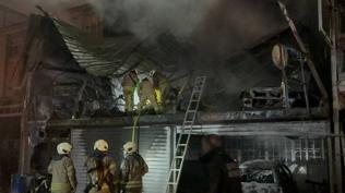 Ba�ak�ehir'de oto sanayi sitesinde yang�n: �ok say�da ekip sevk edildi