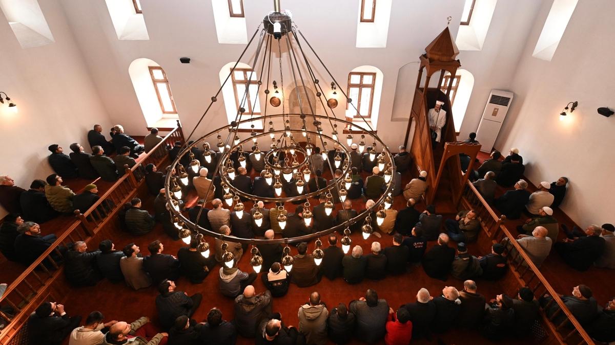 Depremde yıkılan cami tekrar ibadete açıldı