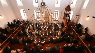 Depremde y�k�lan cami tekrar ibadete a��ld�