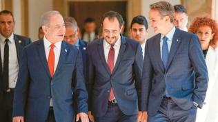 Kom�uda Tel Aviv krizi! Yunan gazeteci ��l� zirveye ate� p�sk�rd�: B�y�k �srail projesine hizmet ediyorlar