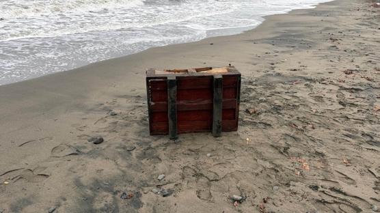 Sahile sand�k vurdu: Ekipler incelemeye ald�