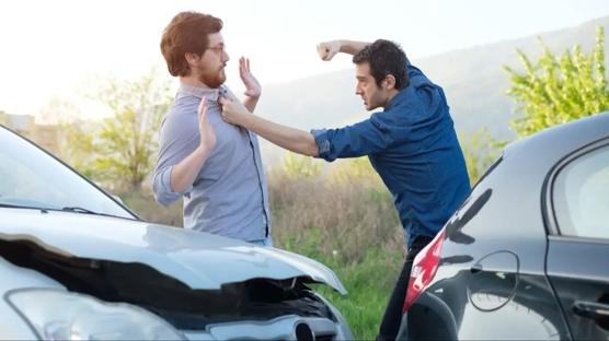 Trafikte yol kesen s�r�c� �imdi yand�