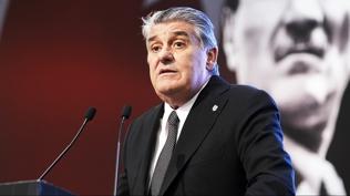 Be�ikta�'ta divan g�n�! Serdal Adal�, a��klamalarda bulunuyor