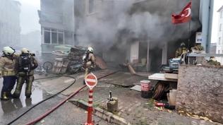 �ekmek�y'de korkutan yang�n: Mobilya at�lyesi alevlere teslim oldu