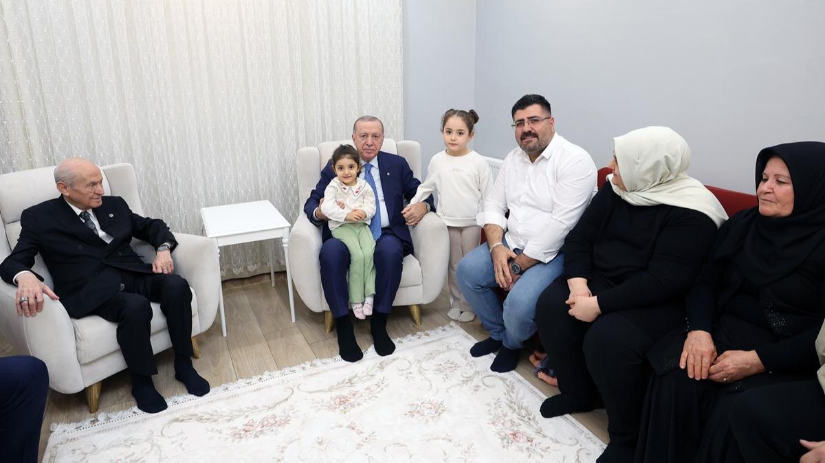 Cumhurba�kan� Erdo�an, Hatay'da depremzede aileyi yeni evinde ziyaret etti