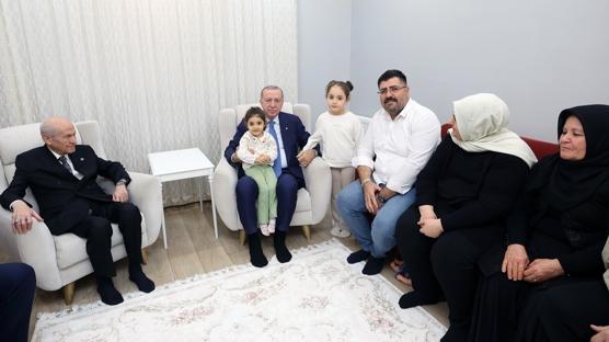 Cumhurba�kan� Erdo�an, Hatay'da depremzede aileyi yeni evinde ziyaret etti