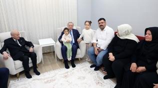 Cumhurba�kan� Erdo�an, Hatay'da depremzede aileyi yeni evinde ziyaret etti