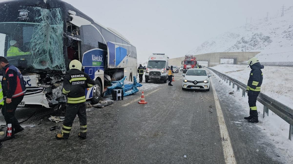 Faciadan k�l pay� d�n�ld�: Yolcu otob�s� t�ra �arpt�