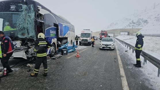 Faciadan k�l pay� d�n�ld�: Yolcu otob�s� t�ra �arpt�