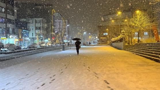 Hakkari beyaza b�r�nd�: 72 yerle�im yeri ula��ma kapand�