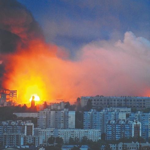 Kiev'e karadan, havadan ve denizden yo�un sald�r�