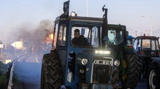 Kom�uda isyan bitmiyor! �ift�iler �lkenin ana yolunu kapatma karar� ald�