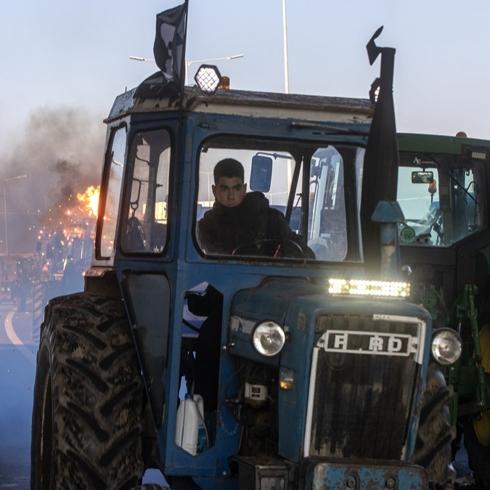 Kom�uda isyan bitmiyor! �ift�iler �lkenin ana yolunu kapatma karar� ald�