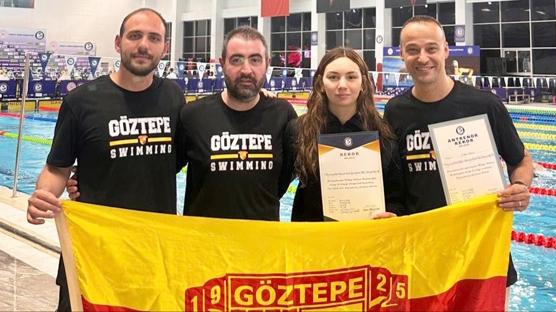 Milli y�z�c� Derin Akar'dan T�rkiye rekoru