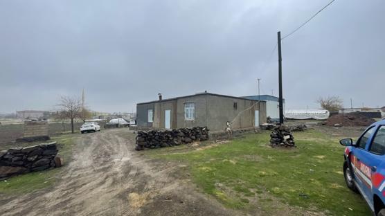 Kar�s�n� ve o�lunu silahla vurdu