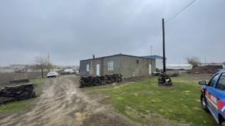 Kar�s�n� ve o�lunu silahla vurdu