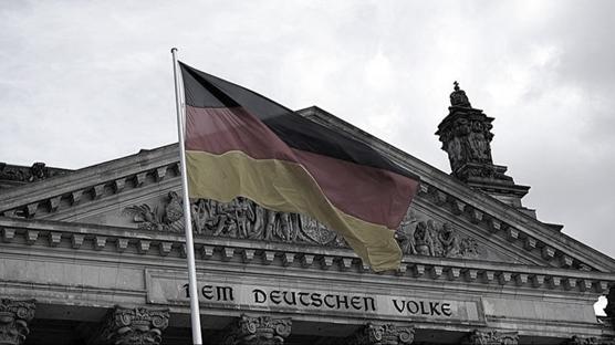 Almanya'n�n utan� vesikas� �slamofobi... Ba��rt�l� kad�na �irkin sald�r�