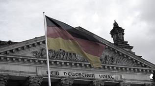 Almanya'n�n utan� vesikas� �slamofobi... Ba��rt�l� kad�na �irkin sald�r�