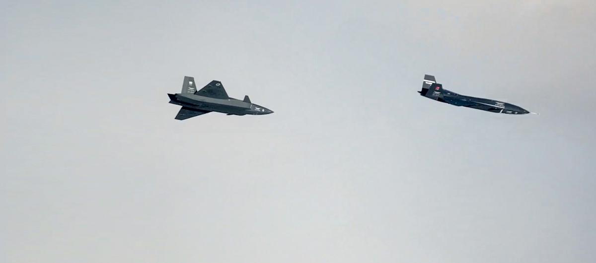 D�nya havac�l�k tarihinde bir ilk! KIZILELMA'lardan 'kol u�u�u'