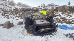 Bingöl'de kar kaza getirdi... Otomobil şarampole devrildi