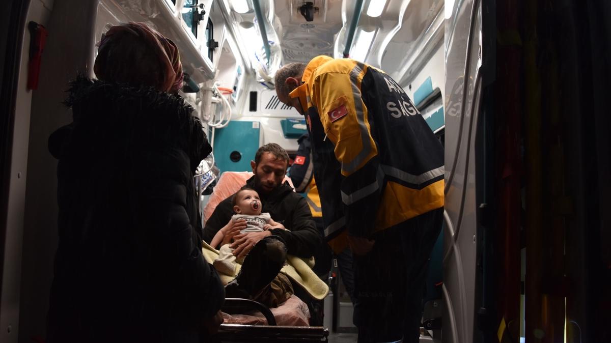 Bitlis'te ekipler yolu kardan kapanan k�ydeki hasta bebek i�in seferber oldu