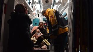 Bitlis'te ekipler yolu kardan kapanan k�ydeki hasta bebek i�in seferber oldu