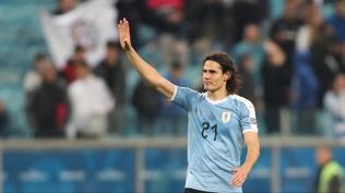 Edinson Cavani, futbolu b�rakt���n� a��klad�