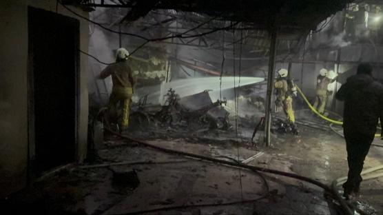 Fatih'te kapal� otoparkta yang�n ��kt�