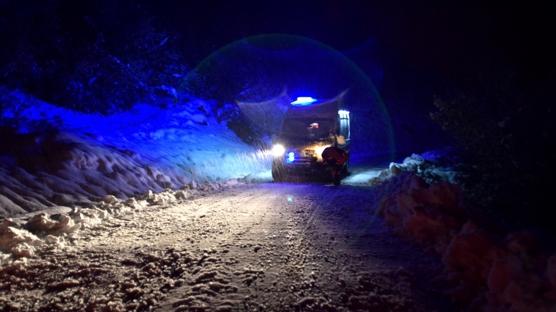 Kardan yolu kapanan hamile kad�na ekipler ko�tu