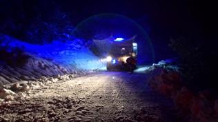 Kardan yolu kapanan hamile kad�na ekipler ko�tu